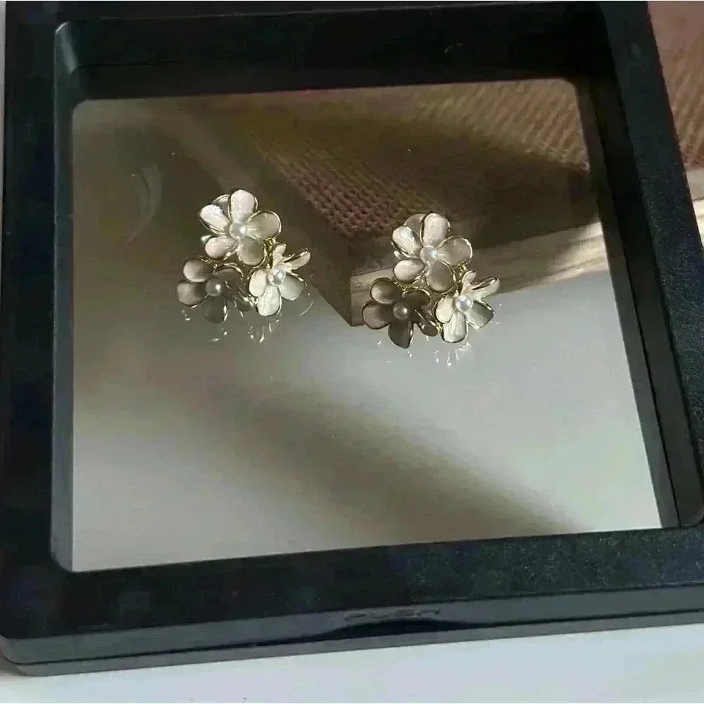 Gradient Triple Flower With Pearls Earrings
